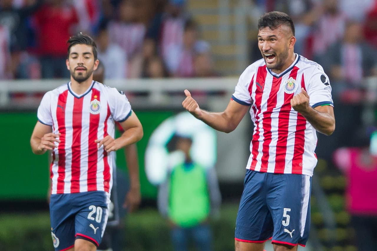 Jugada preparada por las Chivas en un tiro libre desde el costado, que el defensa definió anticipándose a toda la defensa de los Zorros.