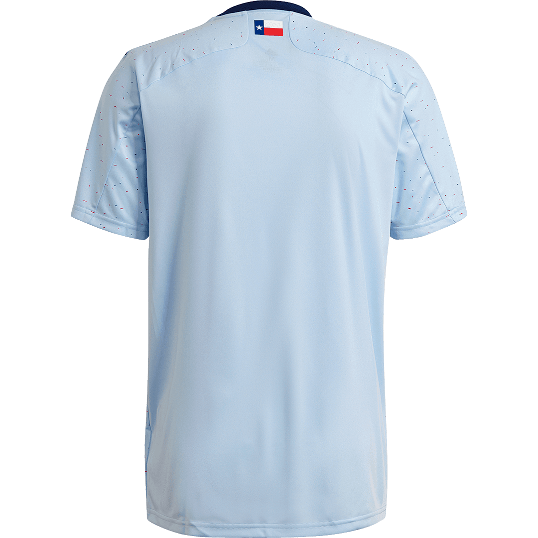 El suave celeste que la casaca usa como color de fondo es un guiño al Dallas Tornado, el histórico equipo de la North American Soccer League (NASL), propiedad del desaparecico Lamar Hunt, cuya familia hoy maneja FC Dallas.
<br>
<br>