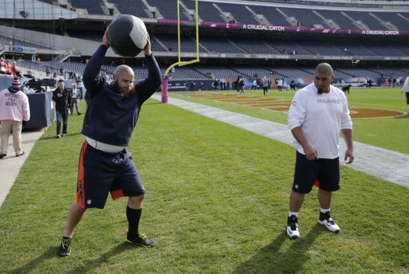 Roberto Garza ayudó de manera potencial a que su mariscal de campo, Jay Cutler, comandara a los Osos a la victoria ante los Minnesota Vikings 21-13. La línea ofensiva no permitió ninguna captura del QB y abrió los huecos para que Chicago corriera 138 yardas. Mira sus mejores imágenes. (AP-NFL)