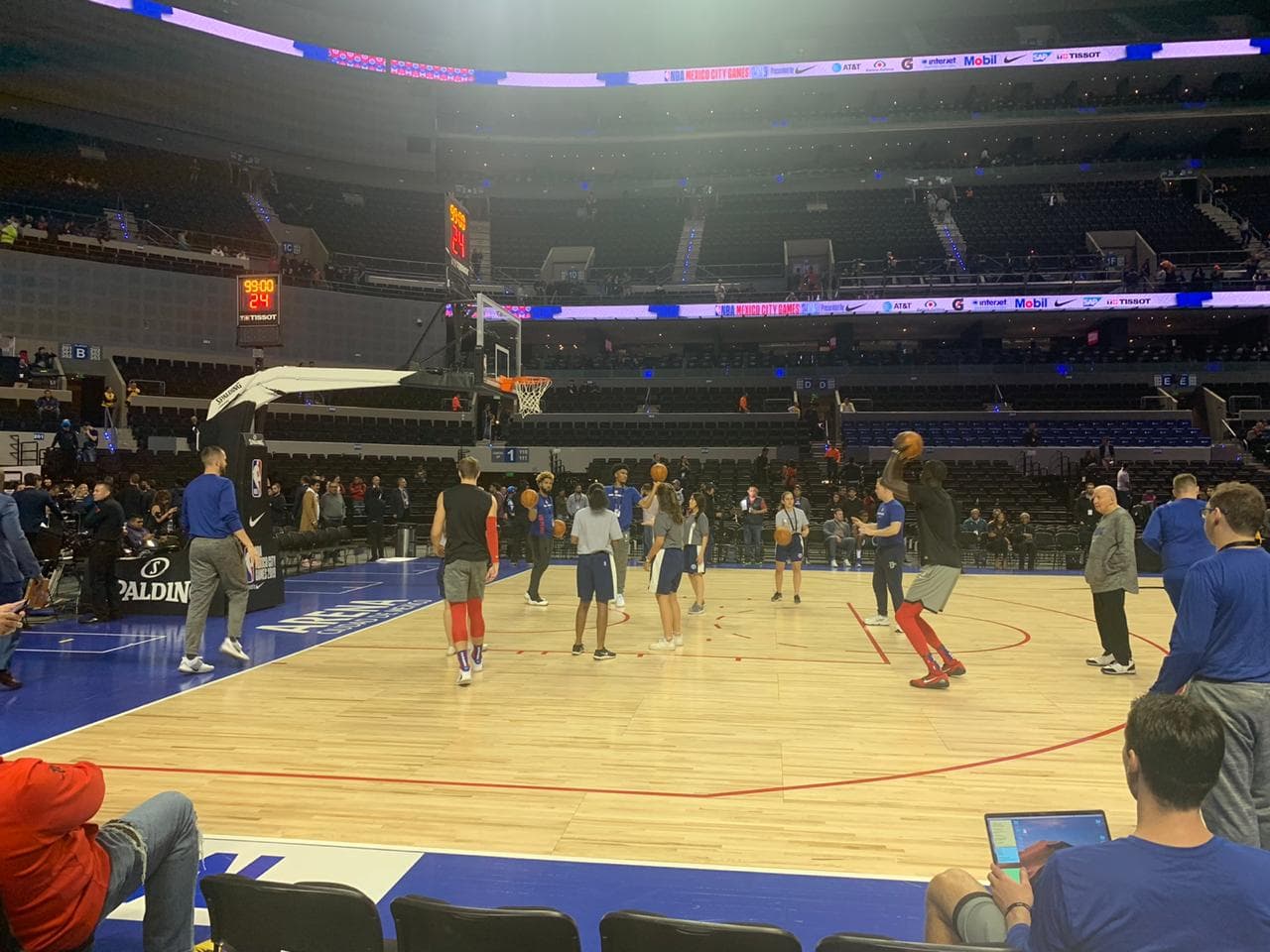 Ambos equipos salen a calentar previo al juego que brindarán en la Arena Ciudad de México.