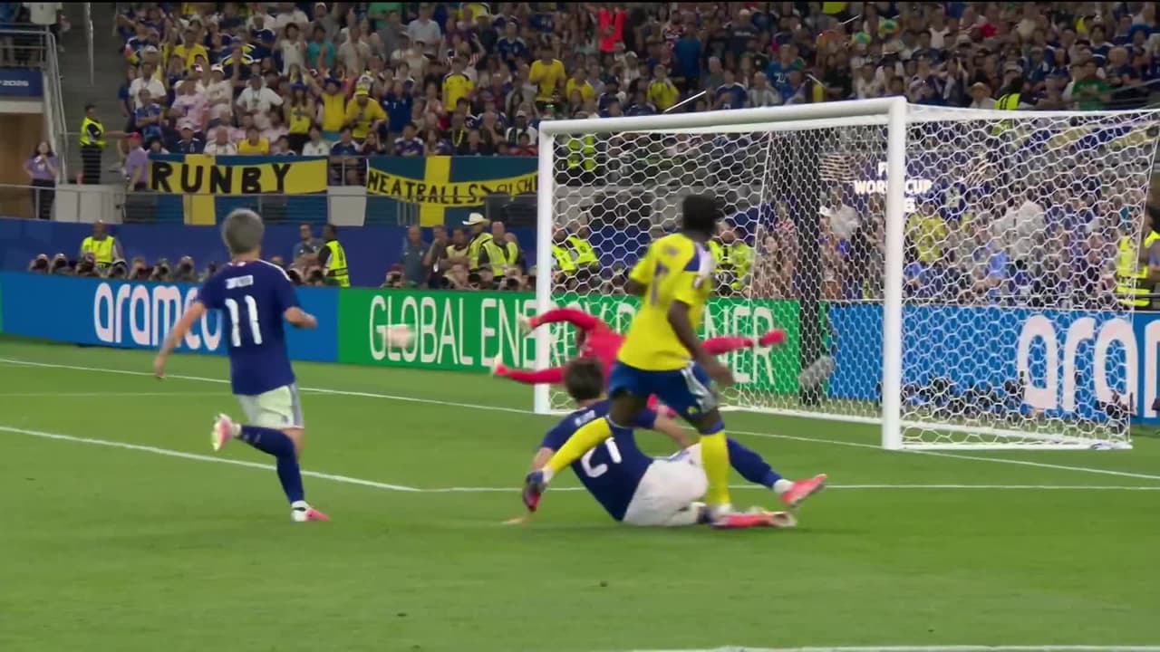 ¡TIRO ATAJADO! disparo por Alexander Isak.