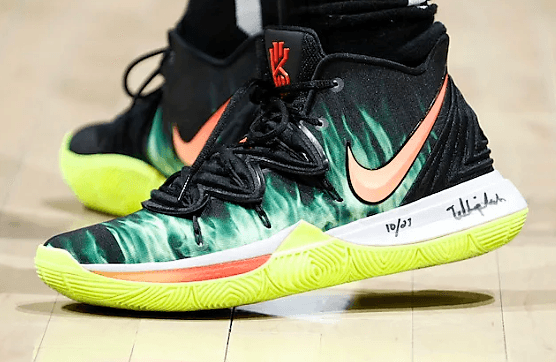 El estelar guardia de los Boston Celtics Kyrie Irving se puso un modelo de su zapato insignia, Nike Kyrie 5 PE.