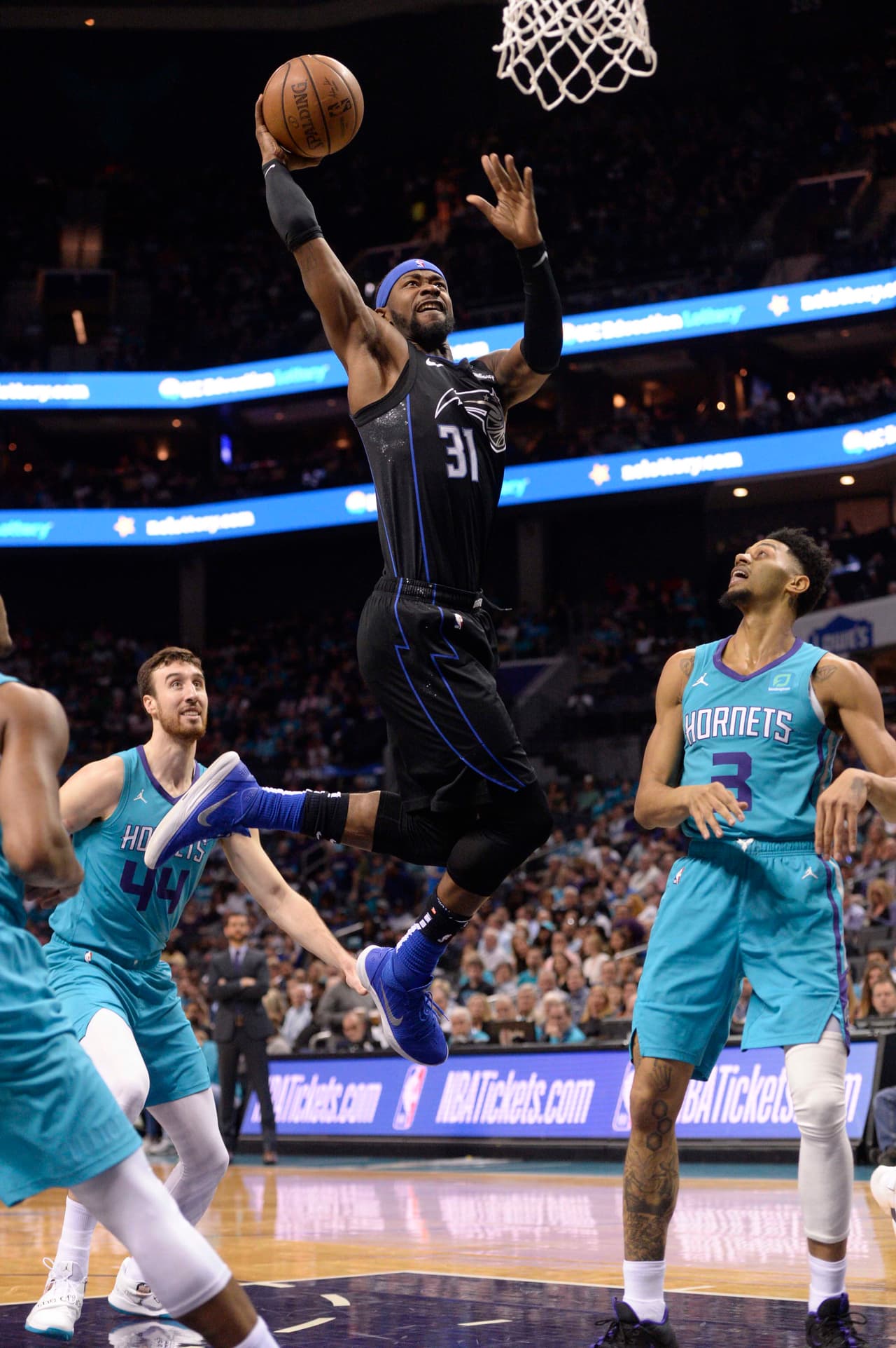 Magic 122-114 Hornets: Orlando cerró de la mejor manera la temporada regular con varios triunfos que le significaron su cupo en los playoffs. Este miércoles no fue distinto y de la mano de Terrence Ross (35 puntos) logró vencer en el Time Warner Cable Arena a Charlotte, que tuvo en Kemba Walker (43 puntos) a su mejor jugador.