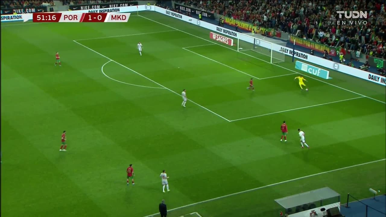 ¡TIRO ATAJADO! disparo por Bruno Fernandes.