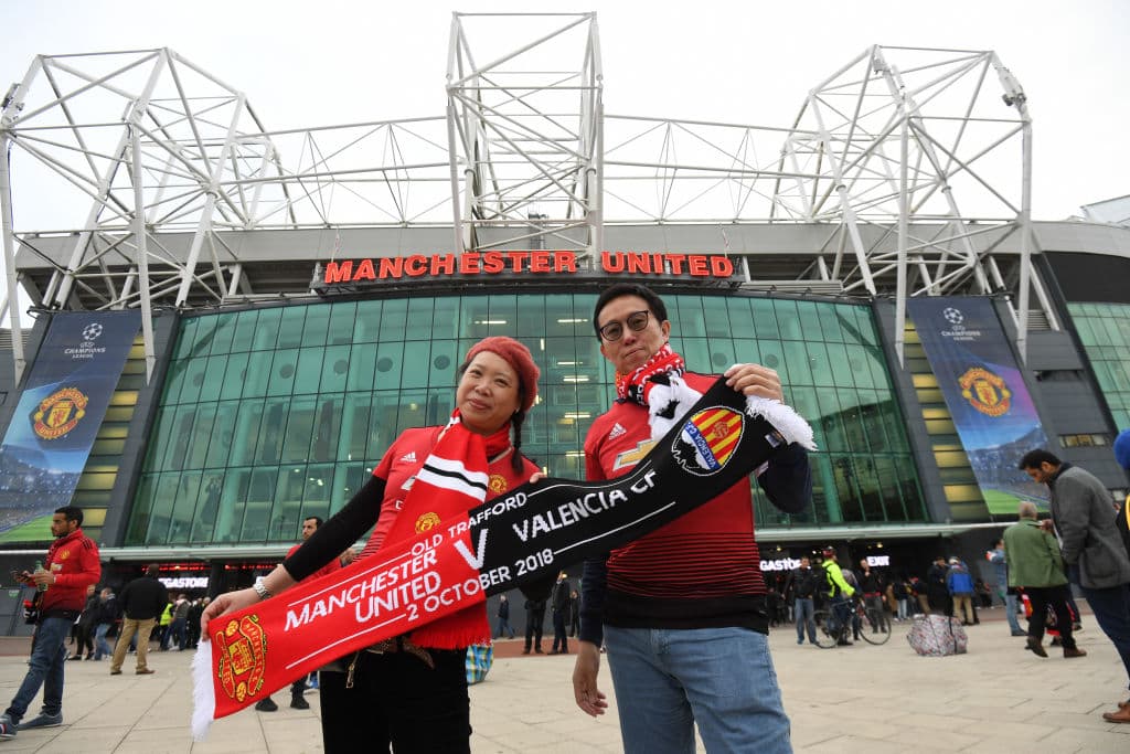 Los aficionados estaban listos a las afueras del recinto que tiene capacidad para asi 75 mil espectadores y que recibió su último remozamiento en 2006.