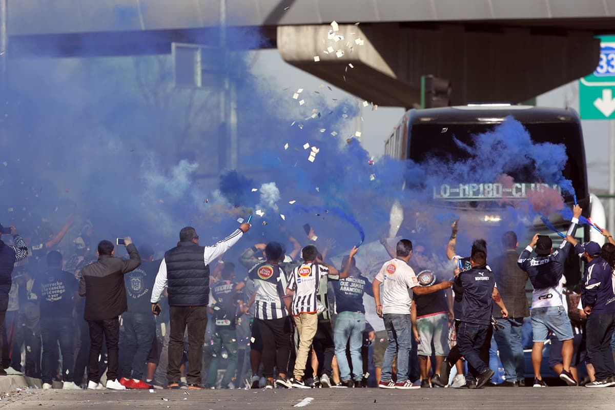 Los fanáticos de Rayados crearon una colorida fiesta en la llegada de los jugadores al Estadio Bancomer.