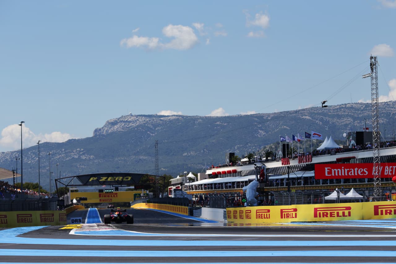 Este sábado, en el Circuito Paul Ricard de Le Castellett, se corrió la clasificación para el Gran Premio de Francia de este domingo. Los Mercedes siguen imbatibles y Lewis Hamilton logró su tercera Pole de la temporada. En segundo lugar partirá Valtteri Bottas y tercero será Charles Leclerc. Sergio 'Checo' Pérez, por su parte, se metió en el Top 15 ocupando el puesto 14.