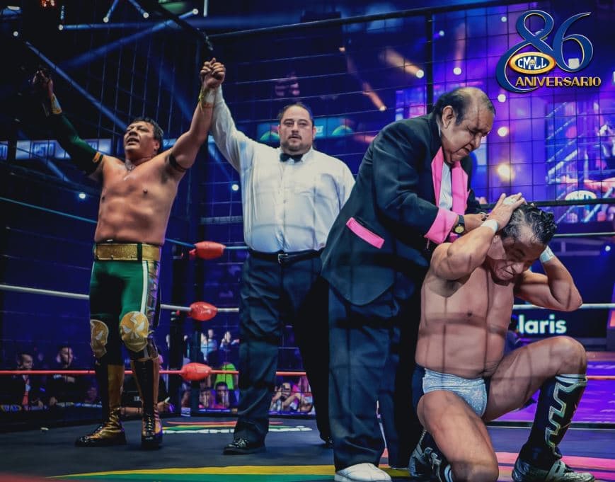 Último Guerrero rapa al Negro Casas