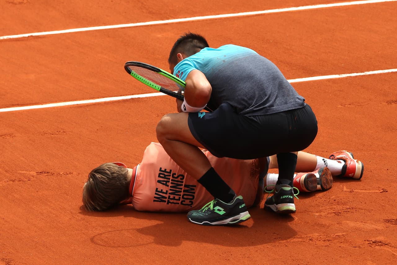 El jugador golpeó una pelota al aire, así que el tenista y el pequeño, mirando hacia arriba, se fueron a donde caía el esférico y en ese momento chocaron, colisión que mandó al suelo al niño.