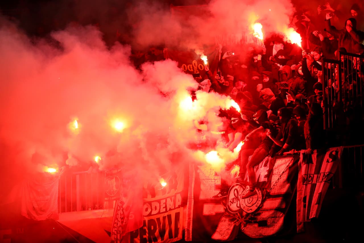 La afición local recibió el inicio del partido con hostilidad, un abrebocas de lo que sería el juego para el Sevilla.