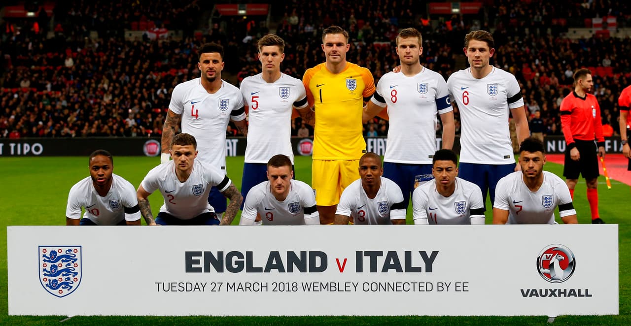 Así saltó al campo el equipo de Gareth Southgate: Butland, Tripper, Young, Walker, Stones, Tarkowski, Oxlade-Chamberlain, Dier, Vardy, Sterling y Lingard.