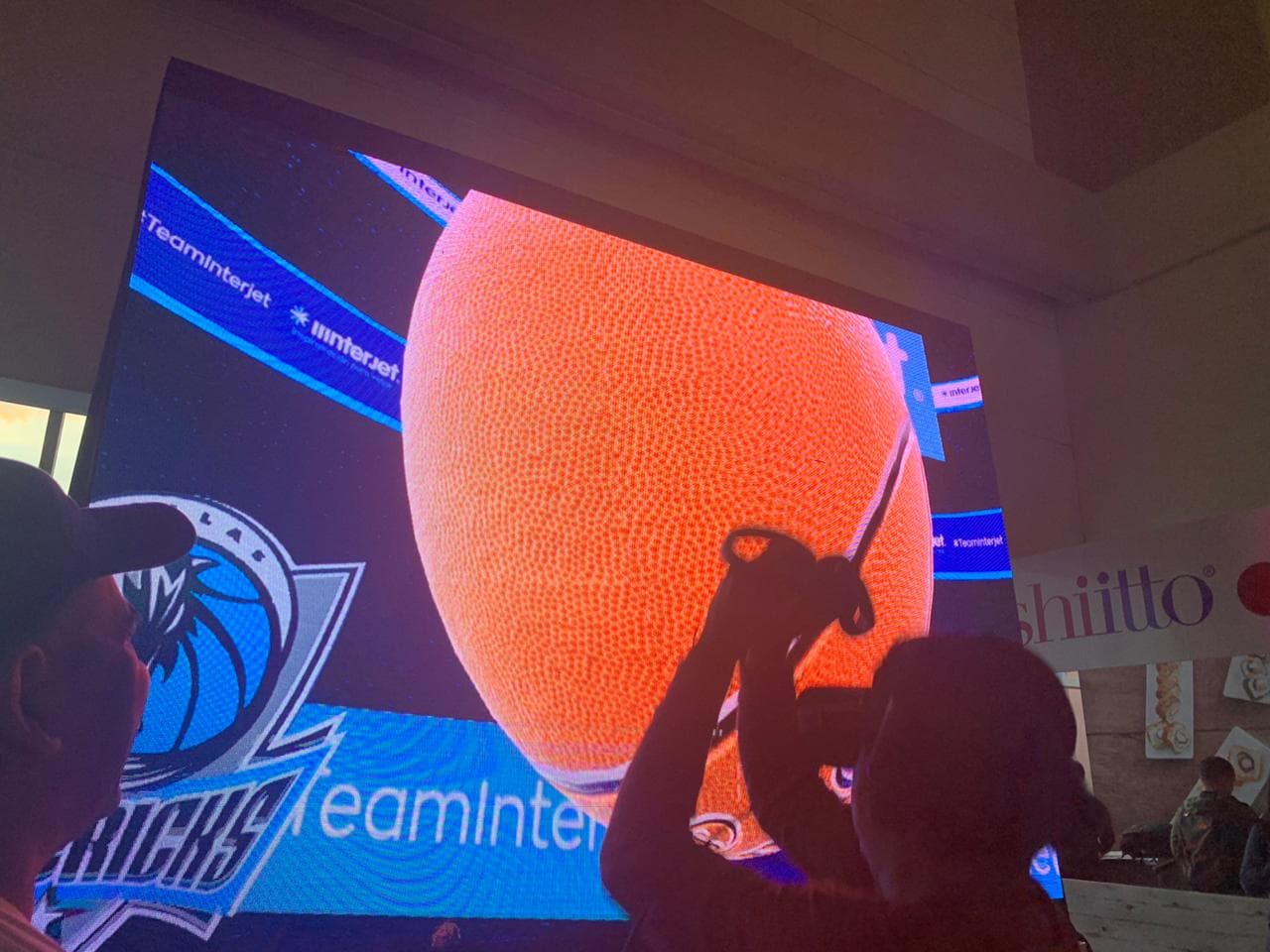 Con diversas actividades dentro de la Arena México, la afición ya calienta para el juego entre Pistons y Mavericks.