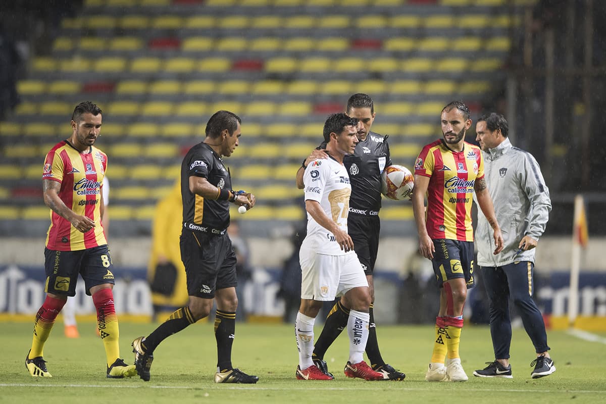 En el minuto 83 fue suspendido el juego entre Monarcas Morelia y Pumas UNAM debido a una inesperada tormenta eléctrica, toda vez que el partido se disputaba con normalidad en el Estadio Morelos.