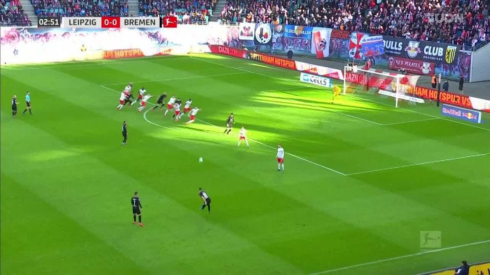 Tiro desviado de Yuya Osako