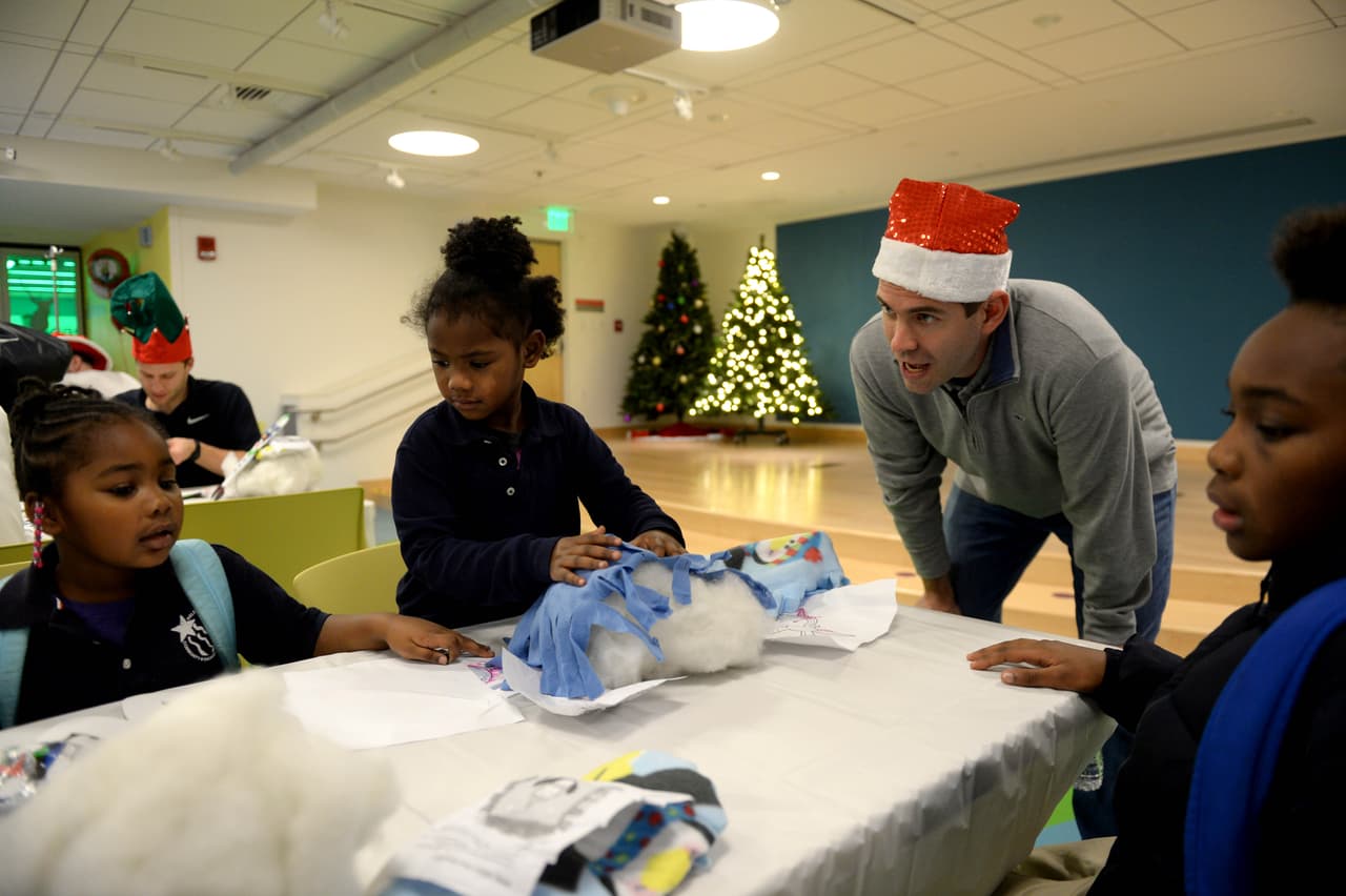 El entrenador Brad Stevens se tomó el tiempo para escuchar las peticiones de los niños.