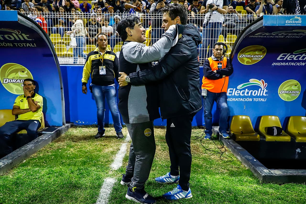 Afectuoso el saludo entre Diego Maradona y Ángel Hoyos.