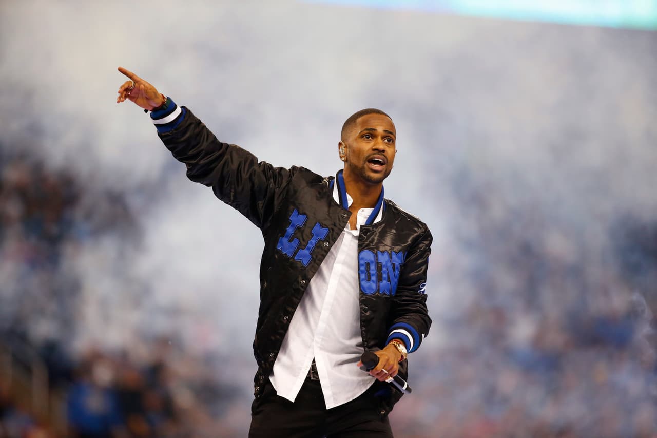 El famoso rapero nativo de Detroit, Big Sean encendió el ánimo de la afición en el Ford Field al medio tiempo del juego de Thanksgiving entre los Lions y los Eagles.