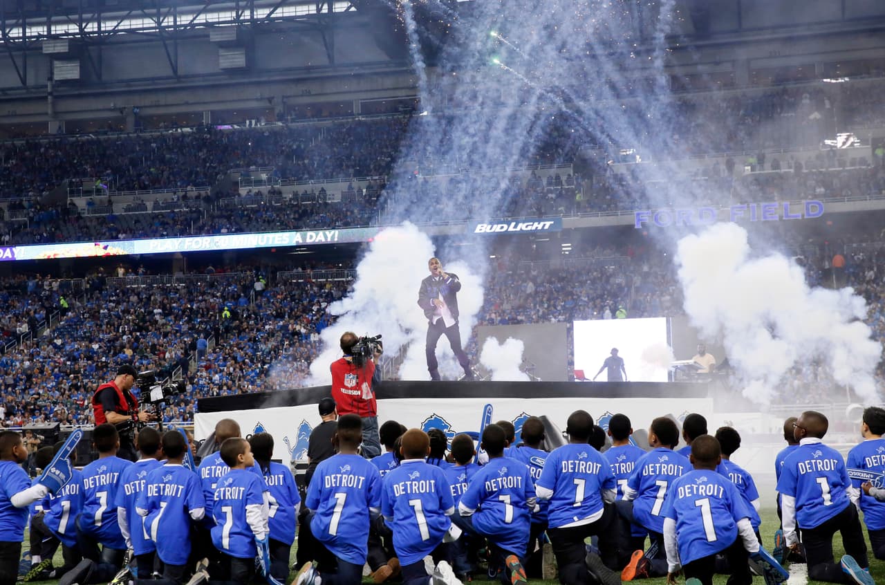 El famoso rapero nativo de Detroit, Big Sean encendió el ánimo de la afición en el Ford Field al medio tiempo del juego de Thanksgiving entre los Lions y los Eagles.