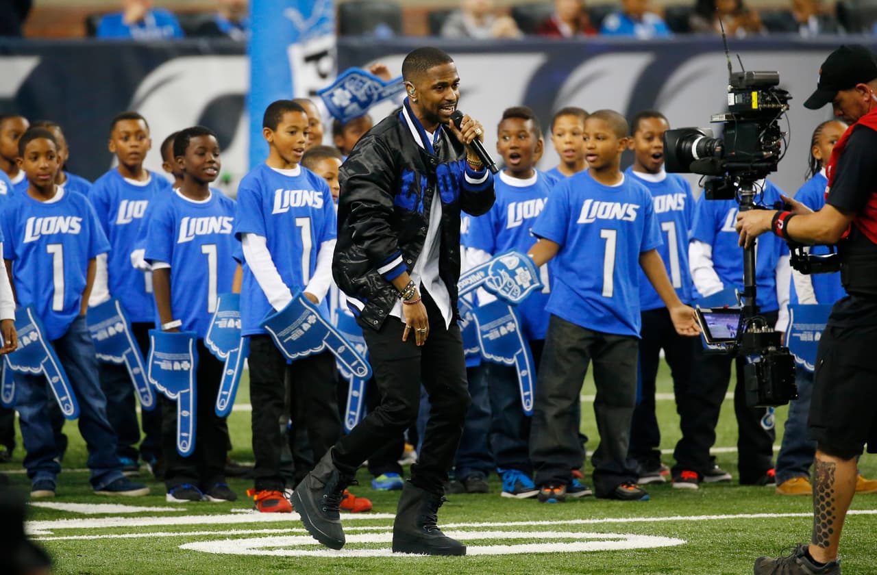 El famoso rapero nativo de Detroit, Big Sean encendió el ánimo de la afición en el Ford Field al medio tiempo del juego de Thanksgiving entre los Lions y los Eagles.
