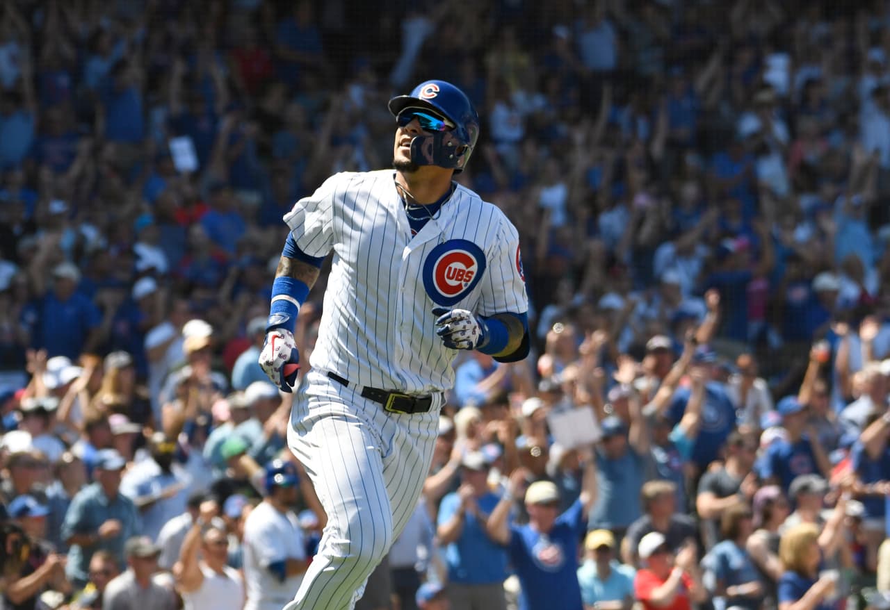 Javier Báez observa la esférica volar.