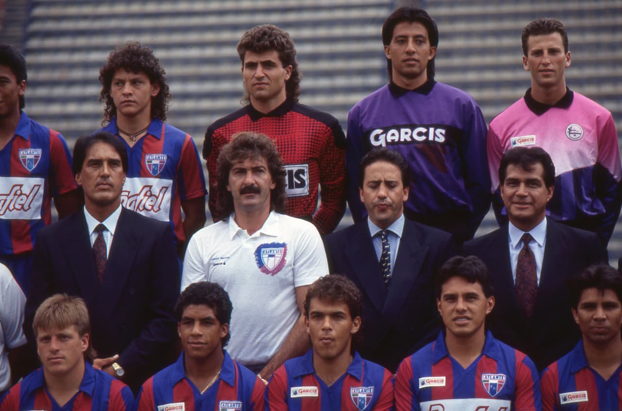 De cabellera y bigote frondosos, La Volpe tuvo una marca y con esa misma llegó en 1988 a la dirección técnica de Potros de Atlante.