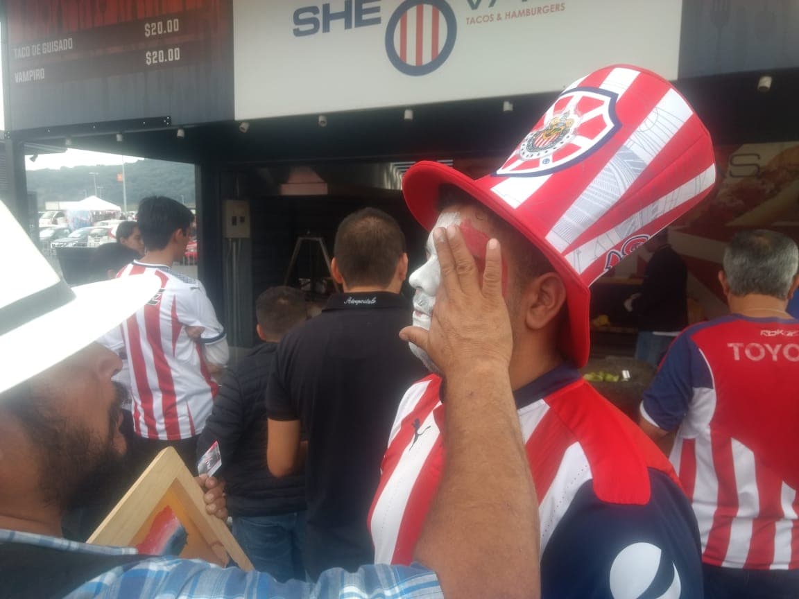 Fanático de Chivas en las afueras del Estadio Akron previo al juego contra Cruz Azul por la jornada 2 del Apertura 2018 de la Liga MX.