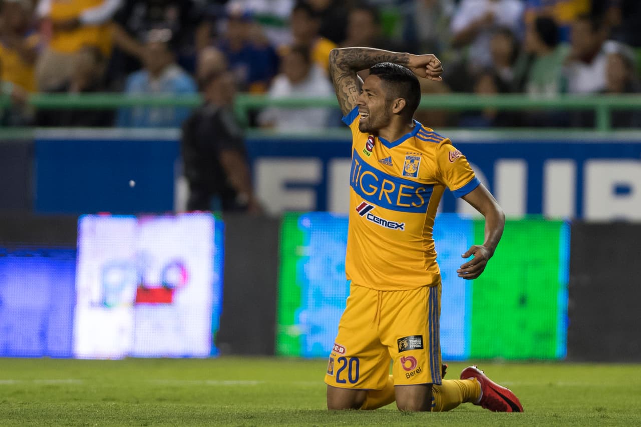 Action photo during the match Leon vs Tigres UANL, Corresponding to first leg match of Quarter-finals of the Apertura Tournament 2017 of Liga BBVA BAncomer MX, at Leon Stadium. Foto de accion durante el partido Leon vs Tigres UANL, Correspondiente al partido de ida de los Cuartos de Final del Torneo Apertura 2017 de la Liga BBVA BAncomer MX, en el Estadio Leon, en la foto: Javier Aquino de Tigres 22/11/2017/MEXSPORT/Omar Martinez.