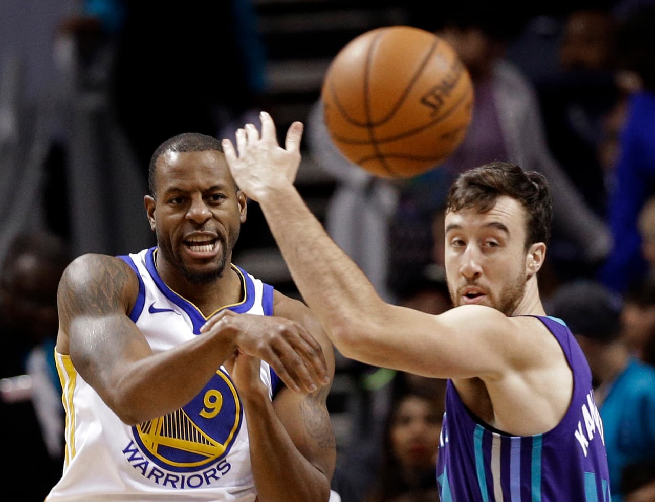 Durant no tendrá la ayuda de Curry y Green esta noche.