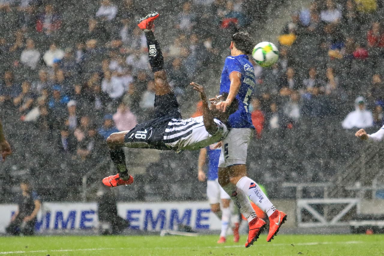 Solo una genialidad pudo romper el cero en el marcador, una genial chilena del colombiano Avilés Hurtado para el 1-0 a favor de Rayados.