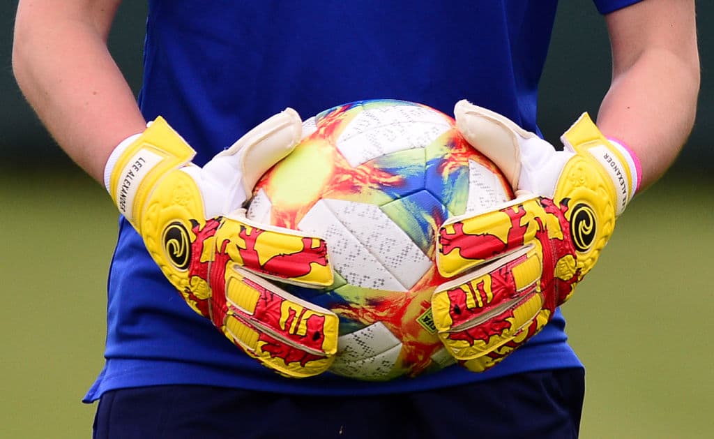 La Selección femenil de Escocia cerró su preparación para participar en su primera aventura en una Copa Mundial Femenina cuando el domingo próximo hagan su presentación en una competencia de esta envergadura ante, ni más ni menos que, Inglaterra, una nación con una gran rivalidad en el campo de fútbol sin importar la rama o la categoría. En medio de la última práctica antes de viajar a Francia algunas jugadoras participaron en una interesante sesión fotográfica.