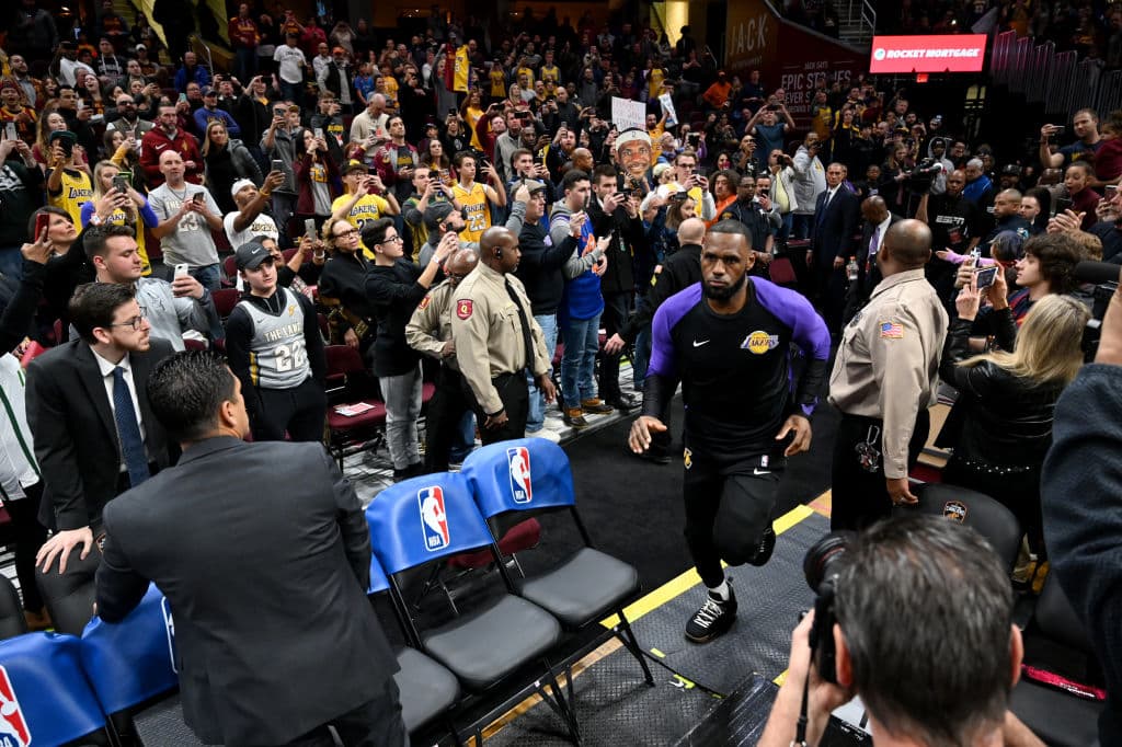 <b>LA Lakers 109-105 Cleveland</b>. Esta noche se dio el regreso de LeBron James a Cleveland, luego de su salida con los Cavaliers para enrolarse en los Lakers de Los Ángeles. Recibió vítores y aplausos.