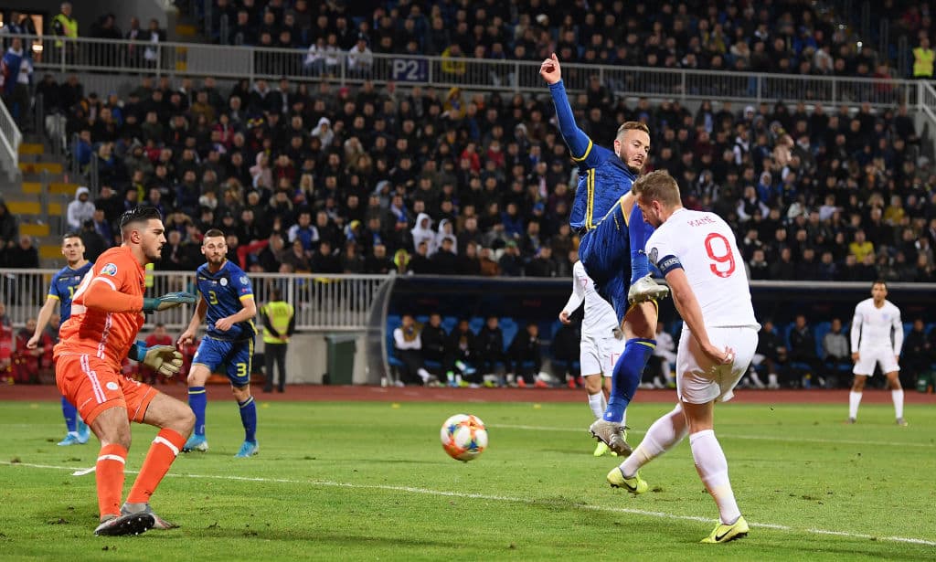 Kosovo 0-4 Inglaterra. Los ingleses van a la Euro 2020 con siete victorias y sólo una derrota; además de 37 goles a favor y sólo seis en contra. Son favoritos para campeonar.