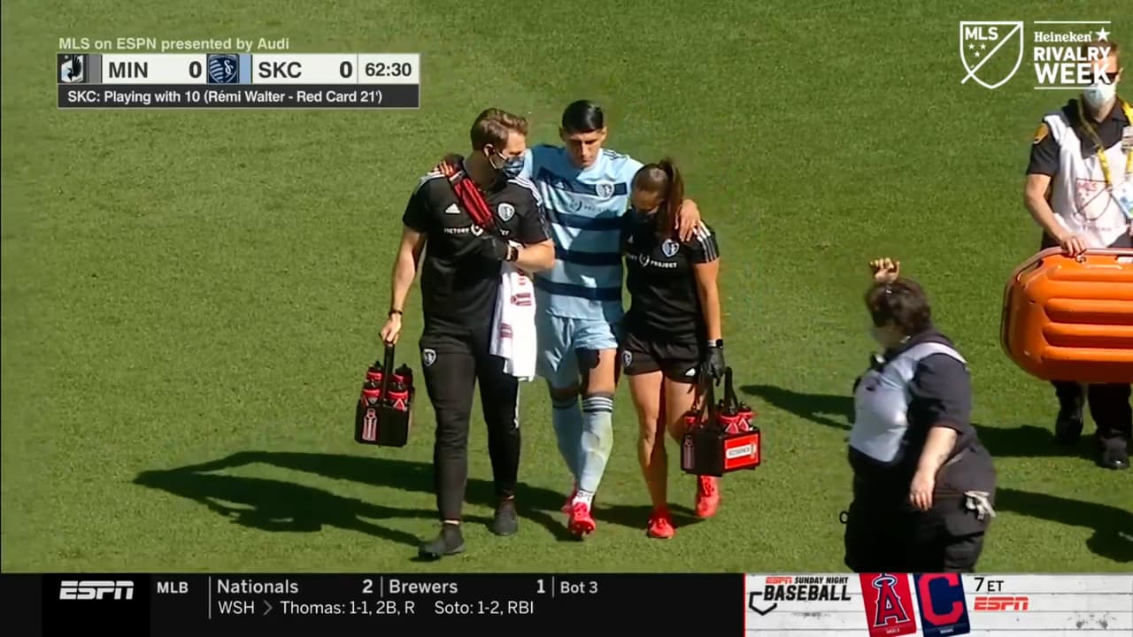 Alan Pulido se luce con dos túneles, pero se va lesionado del partido