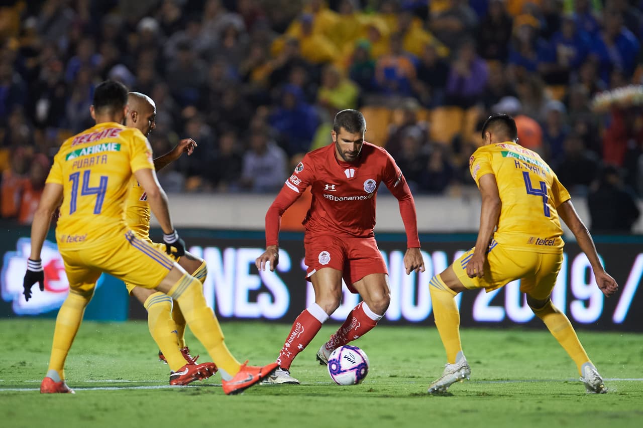 Canelo (49’) salió expulsado y dejó a los visitantes en desventaja. Salcedo (83’) anotó el solitario gol.