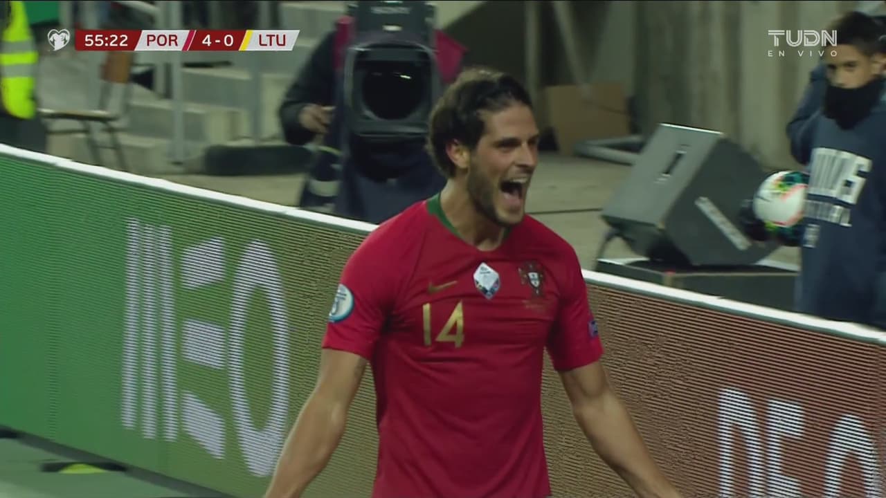 ¡Por fin la metió! Goncalo Paciencia estuvo atento al rechace y marca el 4-0