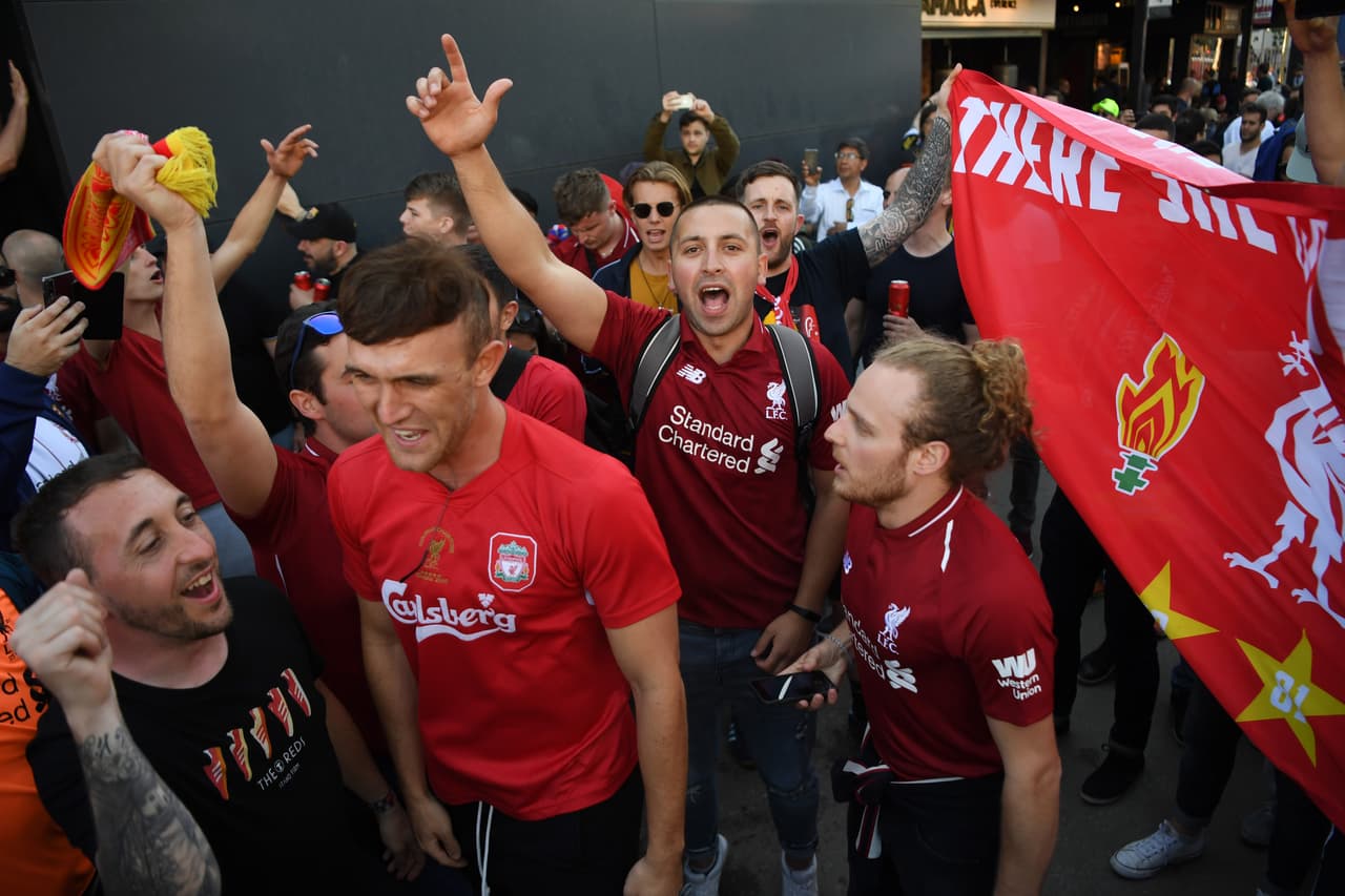 Desde muy temprano los fanáticos del Barcelona y del Liverpool se tomaron las calles del centro de la Ciudad Condal y los alredores del Camp Nou para prender el ambiente. Banderas, bufandas, rostros pintados, playeras y más hicieron parte de esta colorida previa en la Semifinal de la UEFA Champions League.
