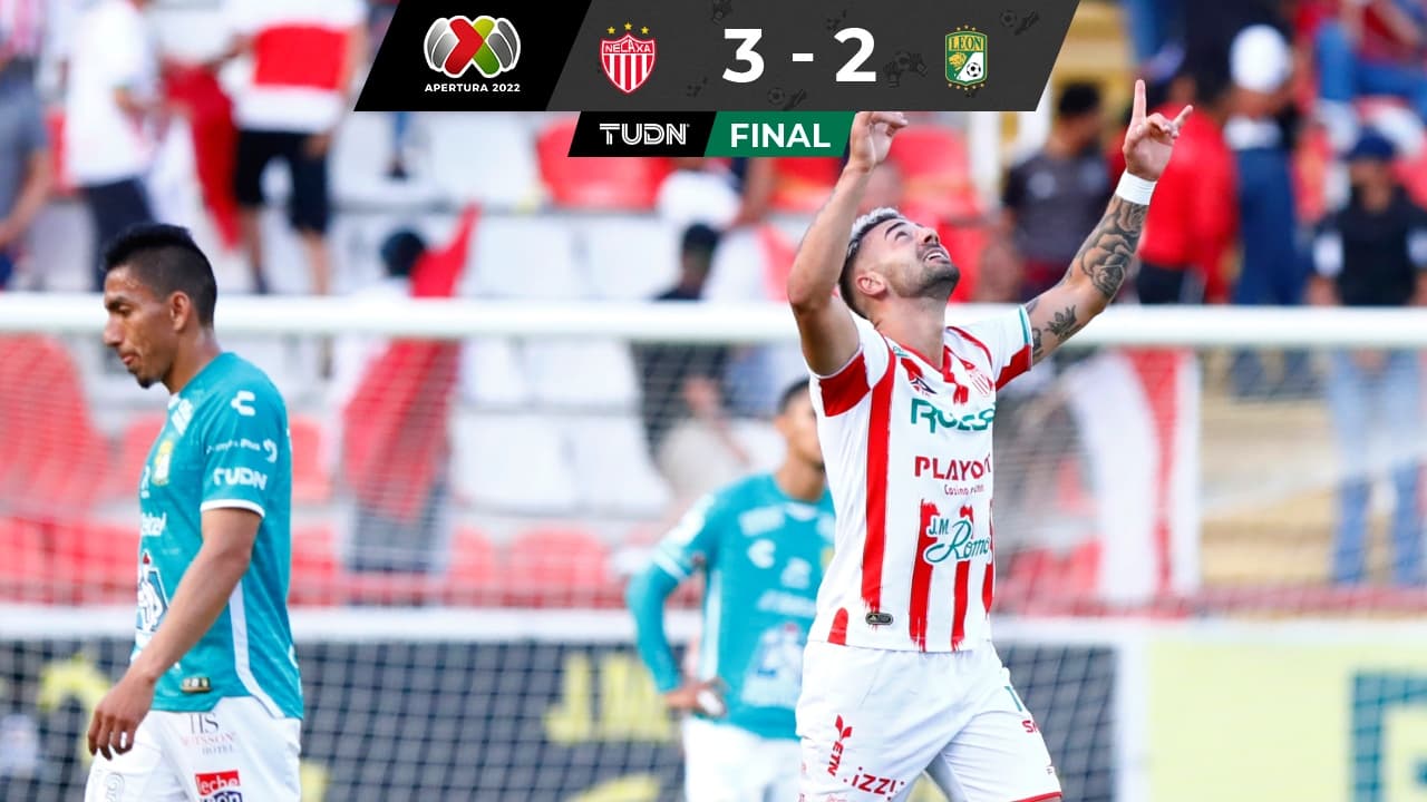 Batista celebró así uno de los tres goles del Necaxa sobre León en el Estadio Victoria.