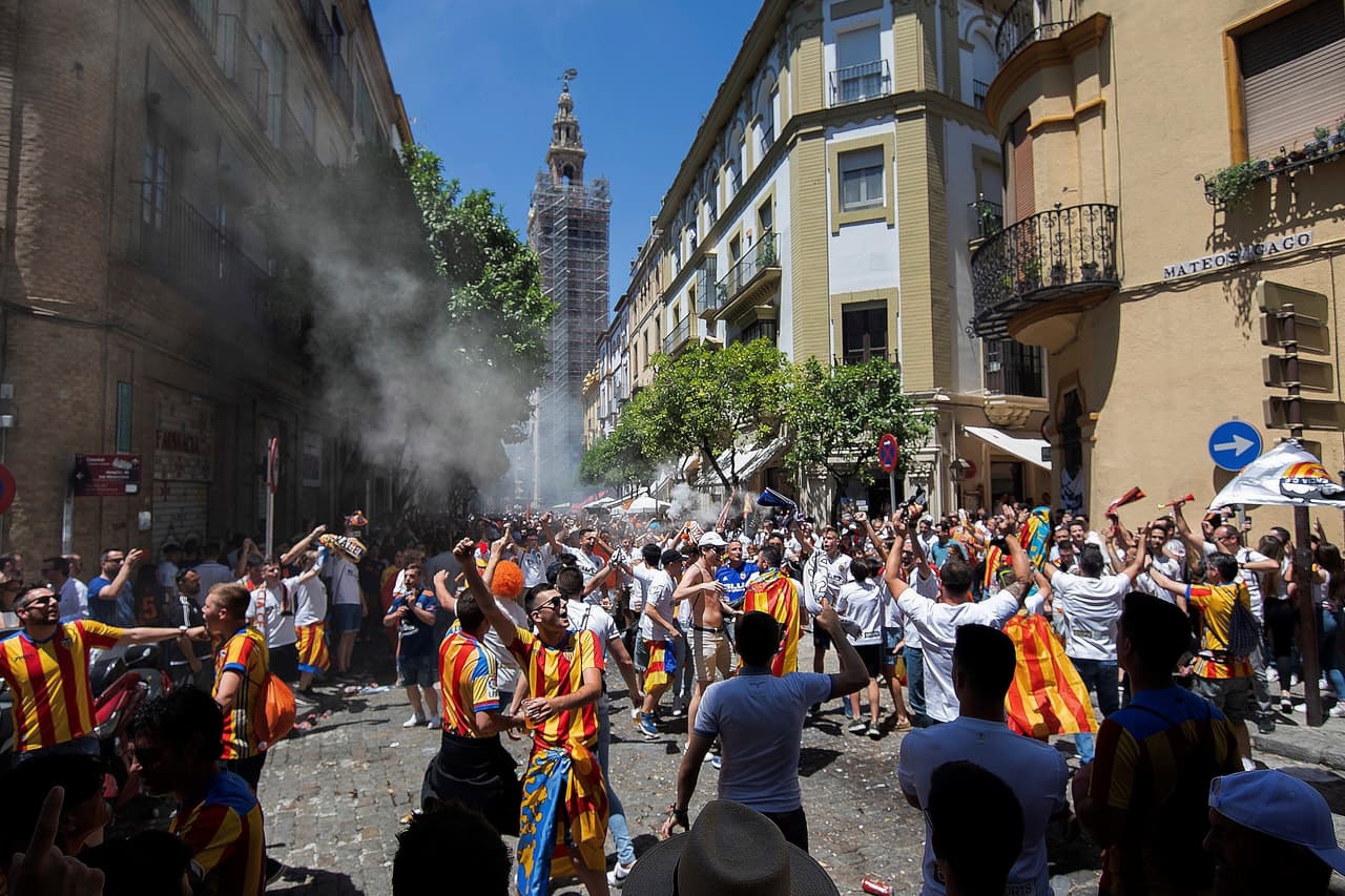 Sevilla ha sufrido el asalto de miles de aficionados del Barcelona y el Valencia, que han llegado con la ilusión de conseguir un título más en su palmarés en esta Copa del Rey. Desde muy temprano han colmado las calles de la ciudad andaluza y los FanFest dispuestos por la Real Federación (RFEF) en las cercanías del Estadio Benito Villamarín.