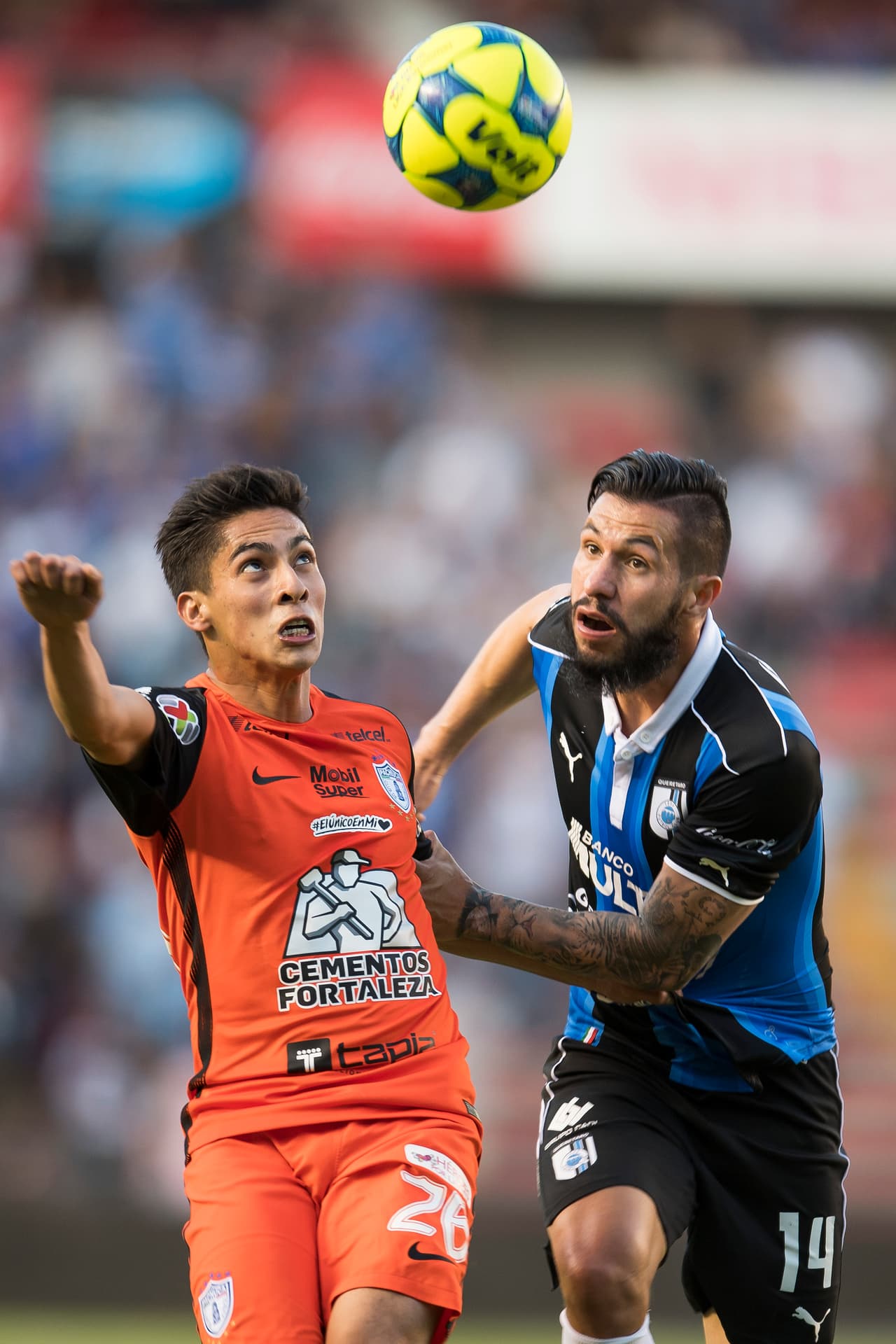 Luis Noriega y Erick Aguirre pelean por la posesión del balón.