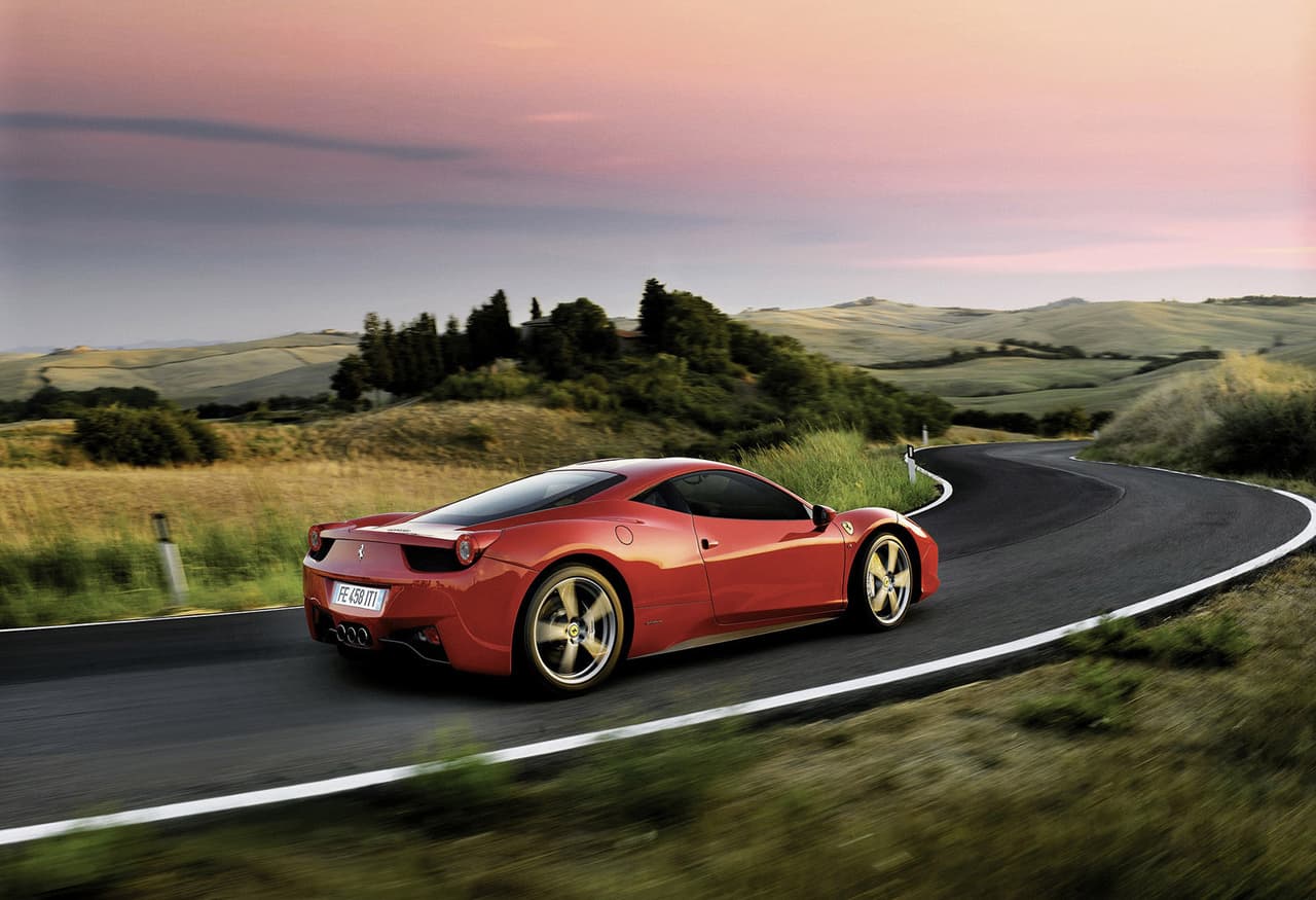 ... Ferrari 458 Italia 2011 puede alcanzar una 
<b>velocidad máxima de 202 mph</b>. En la actualidad, modelos similares se ofrecen a un valor que ronda los 180,000 dólares.