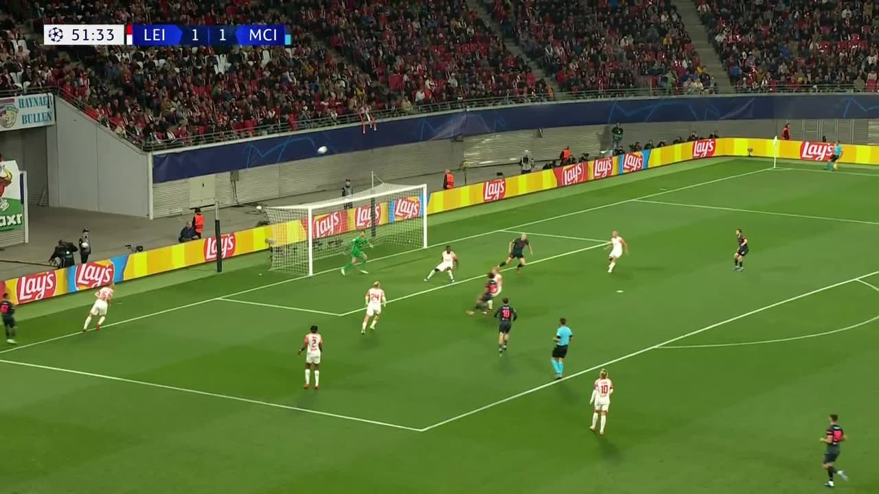 ¡TIRO ATAJADO! disparo por Erling Haaland.