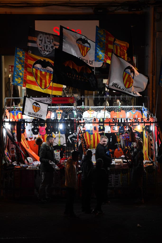 La vendimia de banderolas, bufandas y todo aquel objeto que te idenfitique como aficionado de uno u otro bando.