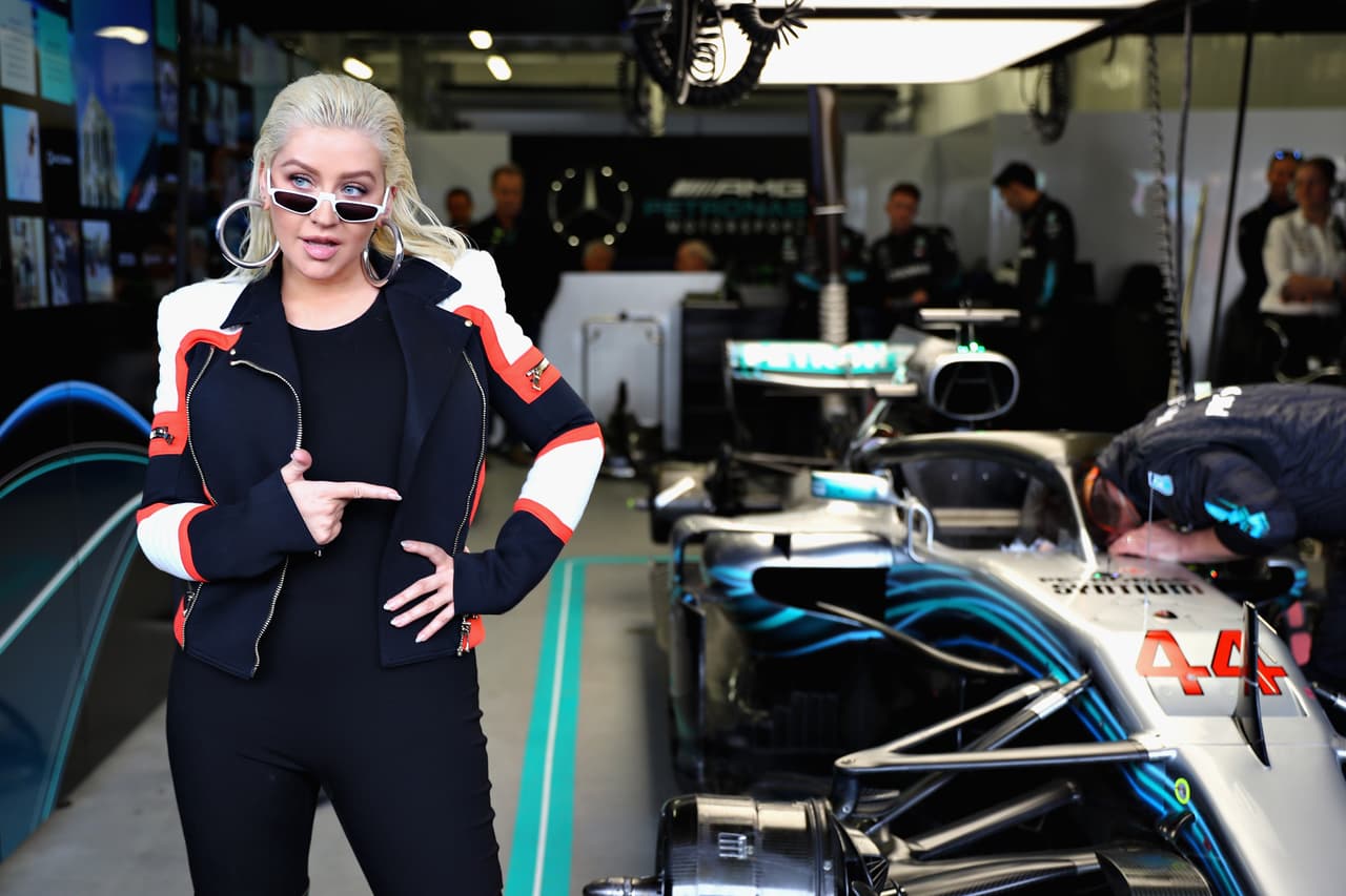 Quien tambien estuvo presente fue la cantante Cristina Aguilera, visitando cada uno de los boxes de los equipos.