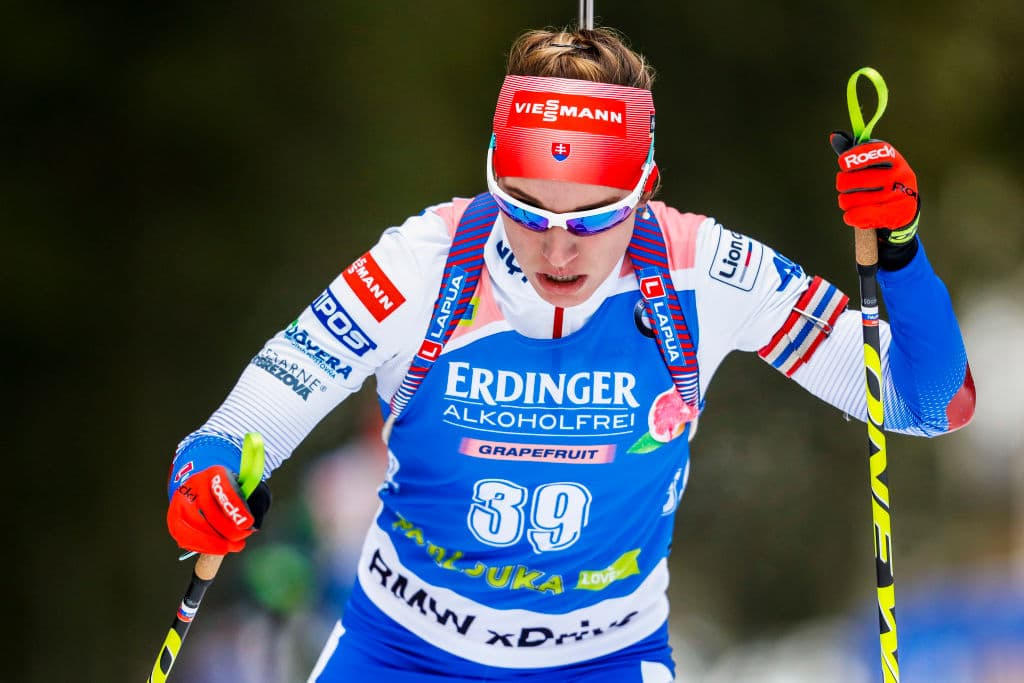 El origen de este deporte se da en los países escandinavos aunque el principal propósito del esquí a campo traviesa y portar un rifle estaba emparentado con la supervivencia, y no con la competencia.