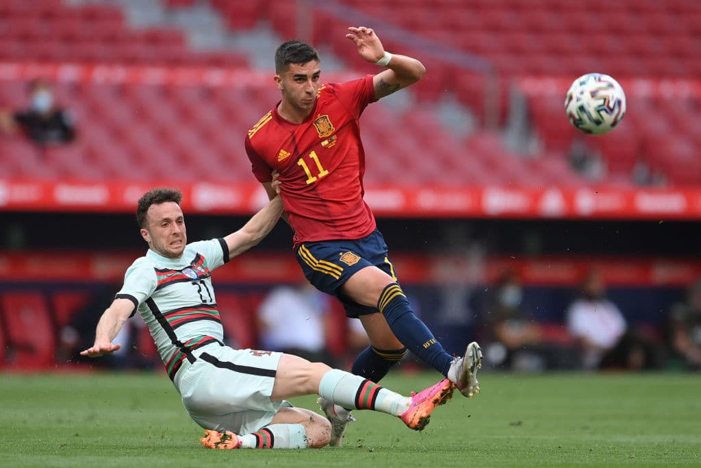 España no logra definir el partido con goles y se quedan cerca de perder como locales frente a Portugal.