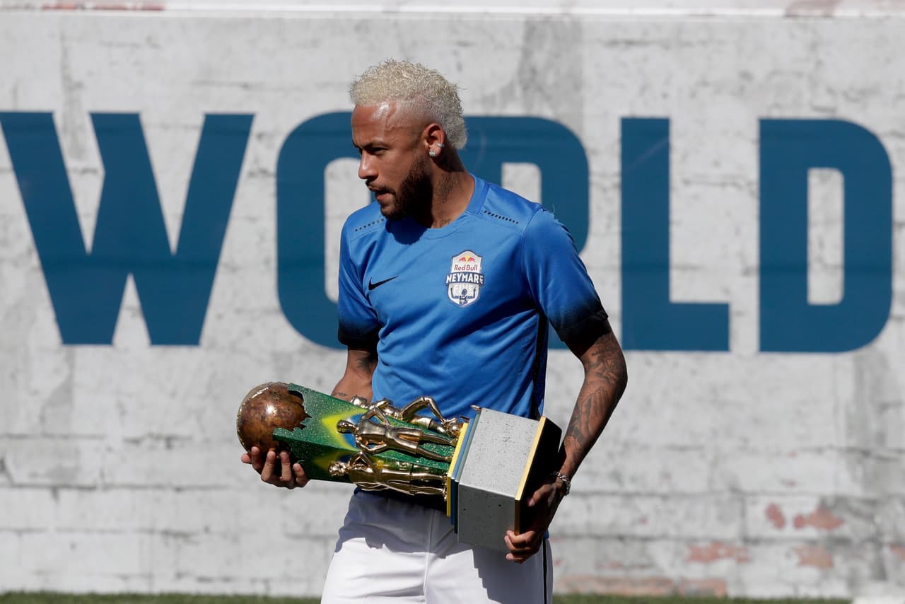 Neymar hizo parte de un partido a beneficio de su fundación en Brasil donde mostró todas sus habilidades, mientras sigue en rebeldía con el PSG.