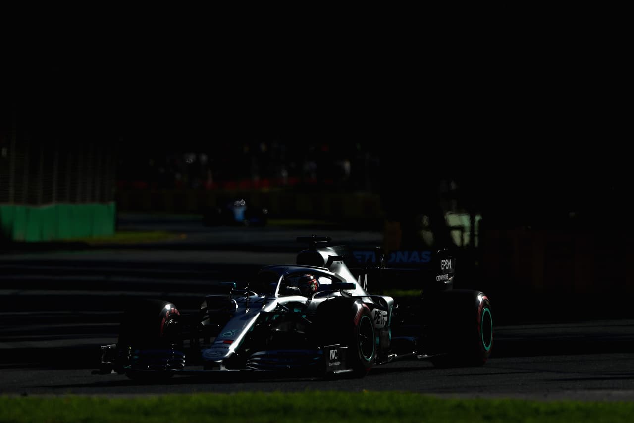 Este viernes se corrieron las dos sesiones de práctica en Melbourne en las que Lewis Hamilton fue el más veloz llegando a hacer la vuelta en 1:22:600. Sebastian Vettel y Valtteri Bottas lo escoltaron cada uno en una de las jornadas. Este sábado en la mañana será la clasificación y el domingo habrá bandera verde.