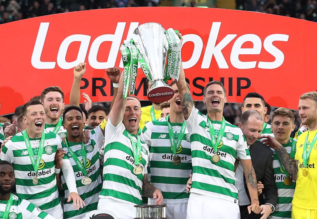 Con un triunfo de 2-1 ante Hearts, Celtic FC se coronó por octava ocasión seguida en la Scottish Premiership y festejó con su público en Celtic Park ante un estadio repleto pero con un cuadro plagado de jugadores suplentes. ¿La razón? El sábado entrante en Hampden Park disputará ante, precisamente, el Hearts la Final de la Copa Escocesa, aunque los de Edimburgh también jugaron con suplentes para el partido del fin de semana. Así festejaron los verdiblancos su campeonato 50 en el fútbol escocés.