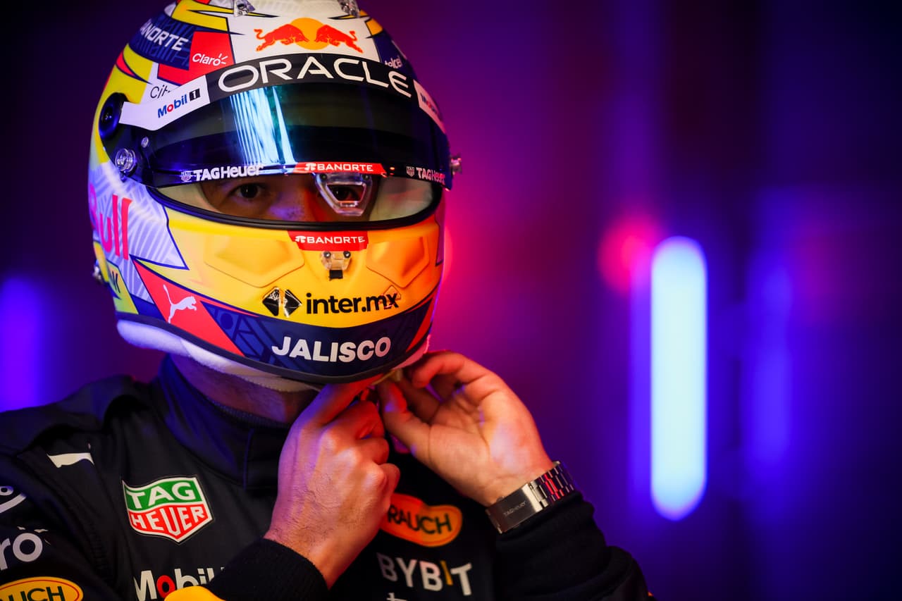 El piloto mexicano Sergio 'Checo' Pérez modelo su nuevo casco, noticia que tardó segundos en darle la vuelta al mundo entero.