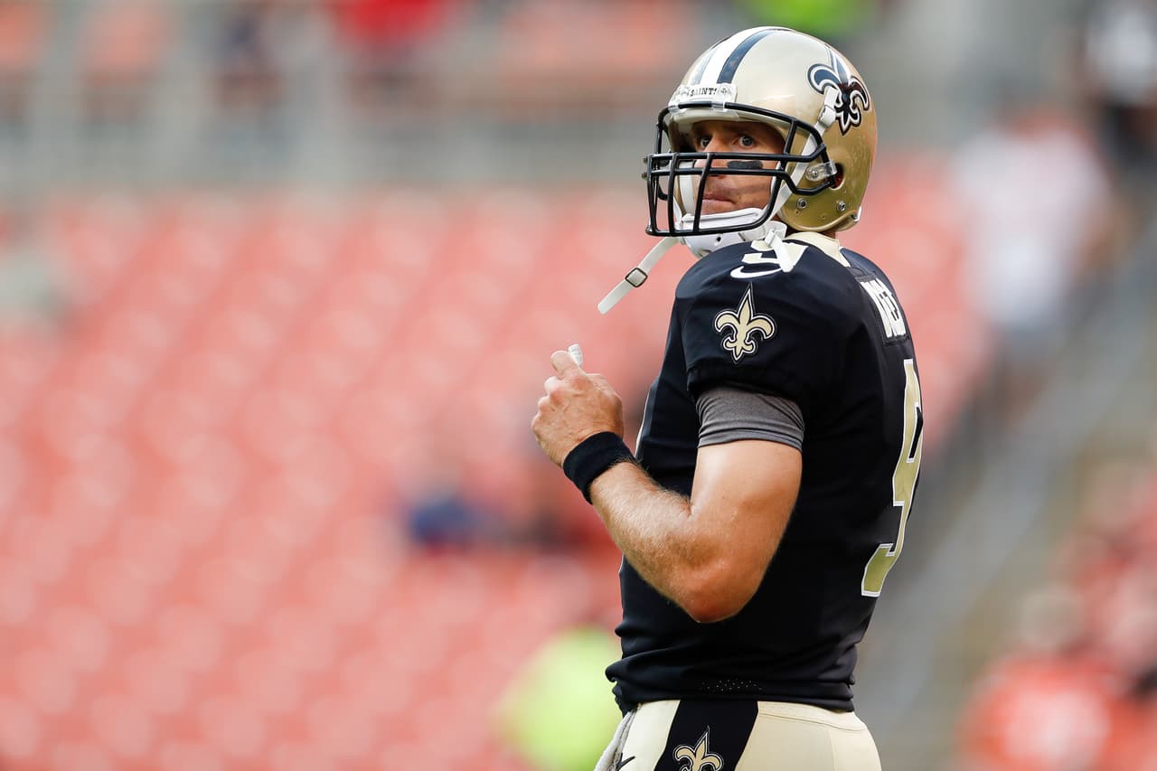 Brock Osweiler o bien el novato Deshone Kizer comenzará en los controles en la Semana 1. Y cuando ese individuo ingrese al campo, se convertirá en el 35º mariscal de campo que inicia con los Browns desde la temporada de novato de Eli. Sí, treinta y cinco. Drew Brees ya tenía tres años en la NFL.